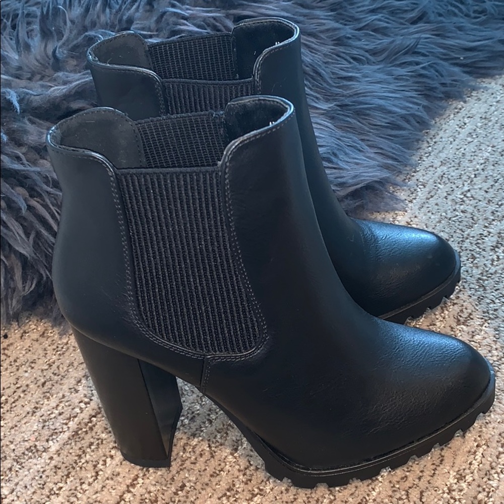 Black heeled booties 🌹
